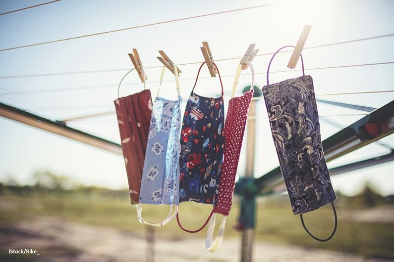 Symbolbild: Alltagsmasken hängen an einer Wäscheleine