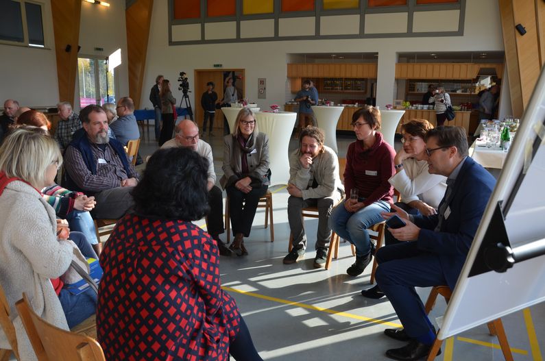 Foto einer Gruppendiskussion bei dem Symposium Gesunde Dörfer der Bürgerstiftung Pfalz